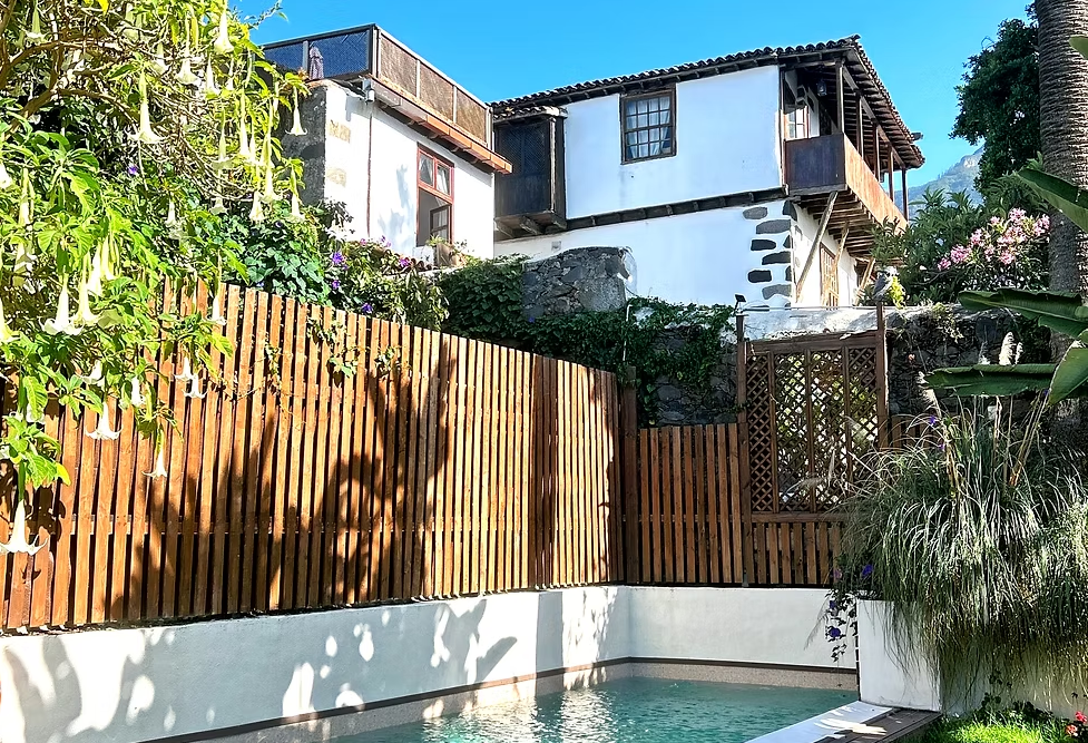 Fachada tradicional canaria de Casa La Aldaba con piscina y jardín