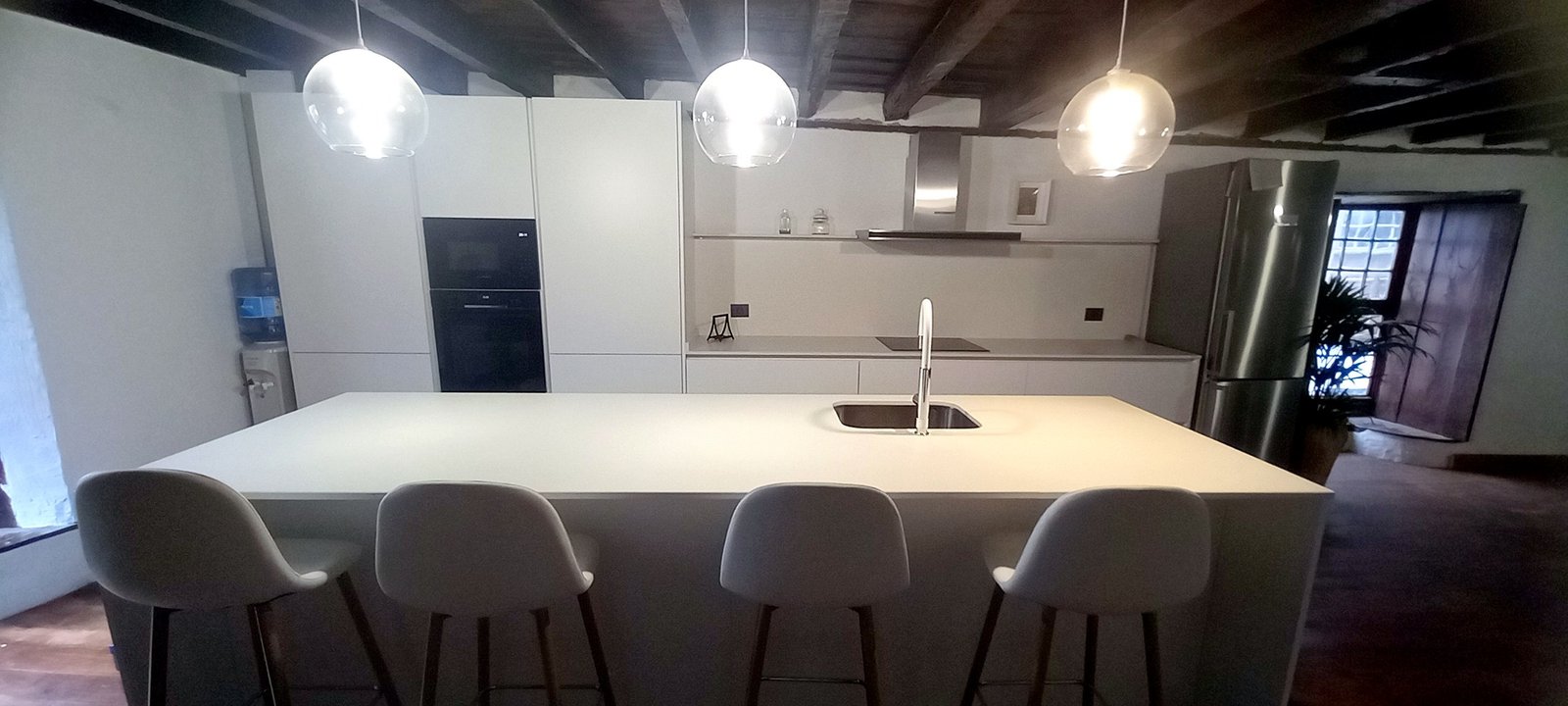 Cocina totalmente equipada con isla central en Casa La Aldaba