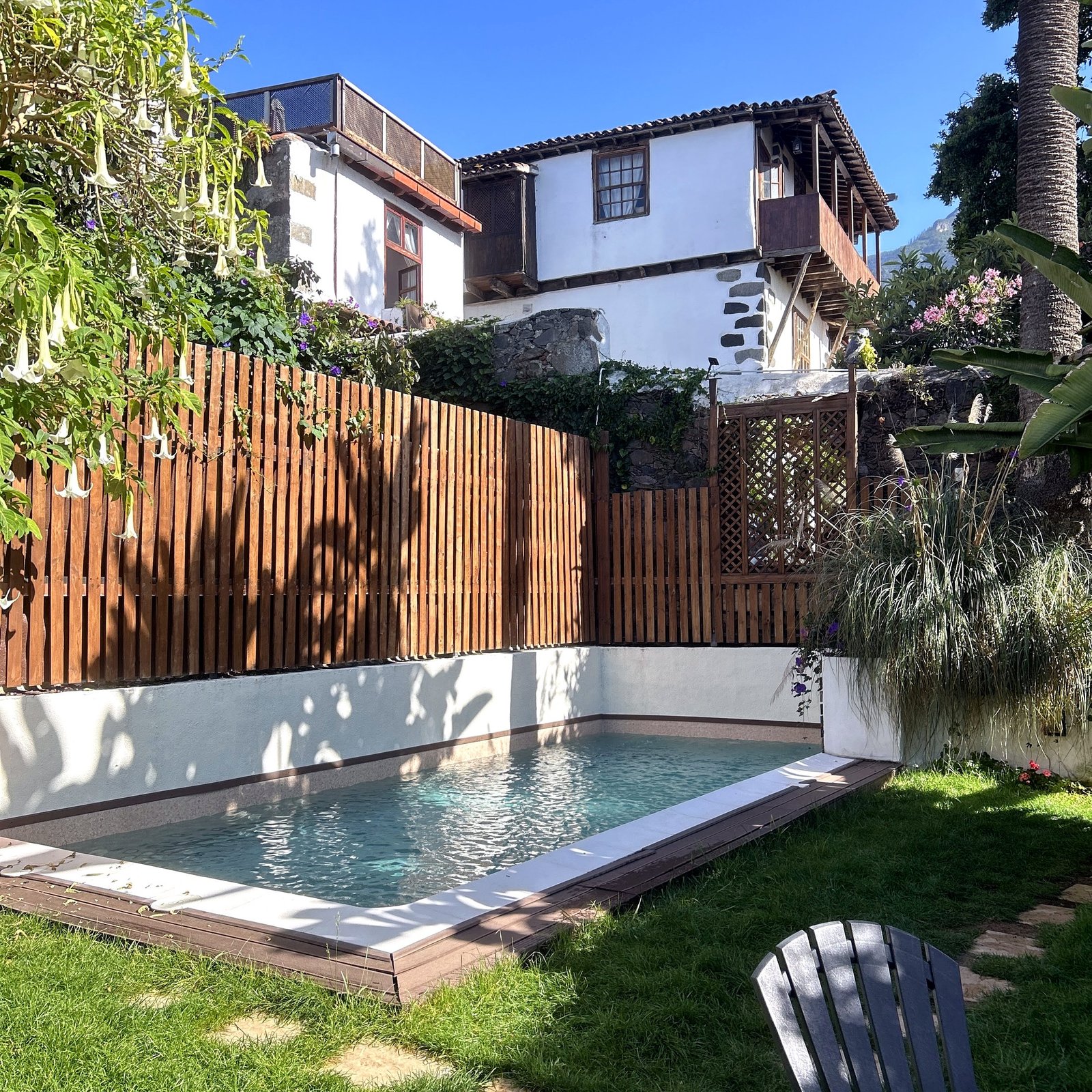 Piscina y fachada de Casa La Aldaba con jardín