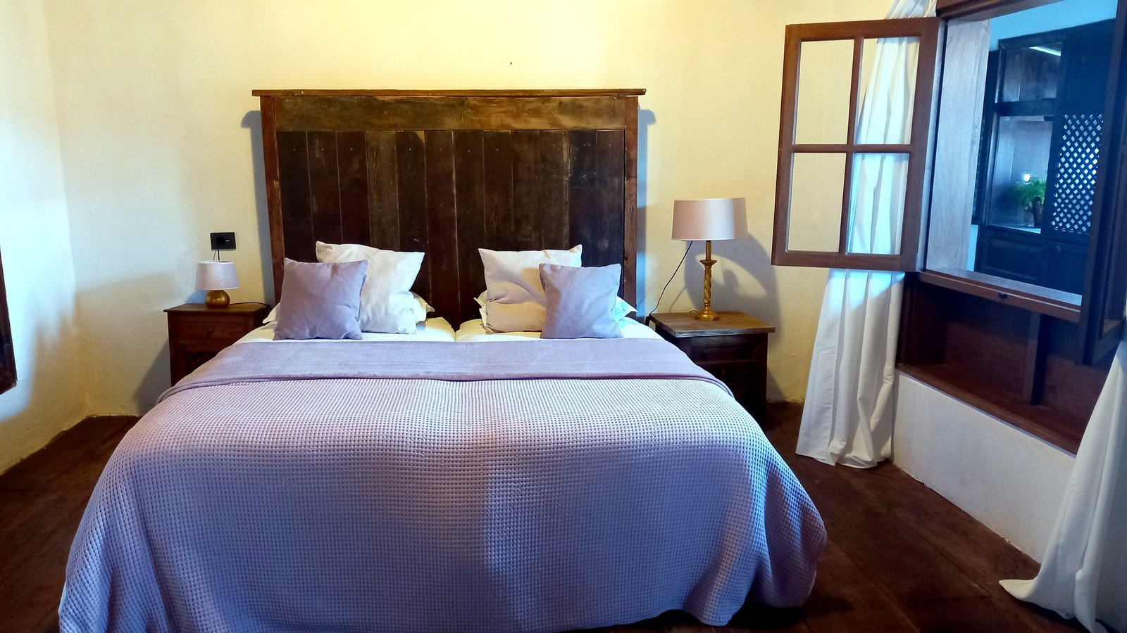 Dormitorio con vigas de madera tradicionales en Casa La Aldaba