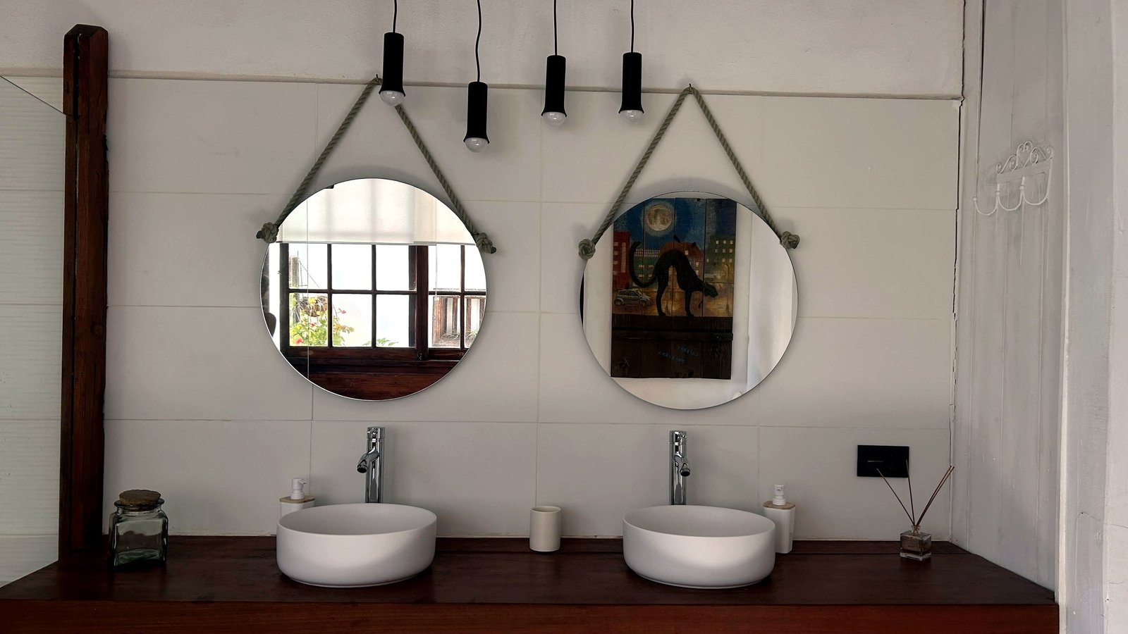 Baño con lavabos dobles en Casa La Aldaba