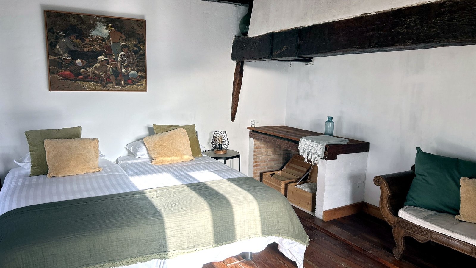 Dormitorio con chimenea y banco antiguo en Casa La Aldaba