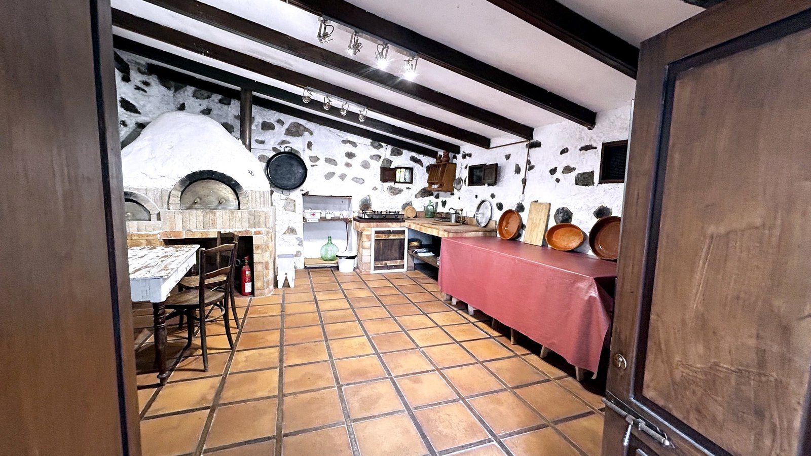 Casa del horno de leña, cocina de apoyo a la barbacoa en el patio de Casa La Aldaba